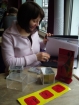 In der gemütlichen Bar nutzt Sandra die Gelegenheit ihre Deckliste zu vervollständigen. In der gemütlichen Bar nutzt Sandra die Gelegenheit ihre Deckliste zu vervollständigen.