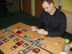 Beide arbeiten sich an ihren Missionen ab, im Hintergrund der Stapel an Karten die durch Dukat aus dem Spiel gewandert sind. Beide arbeiten sich an ihren Missionen ab, im Hintergrund der Stapel an Karten die durch Dukat aus dem Spiel gewandert sind.