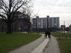 … geht man geradewegs auf den gegenüberliegenden Häuserblock …</span></p>